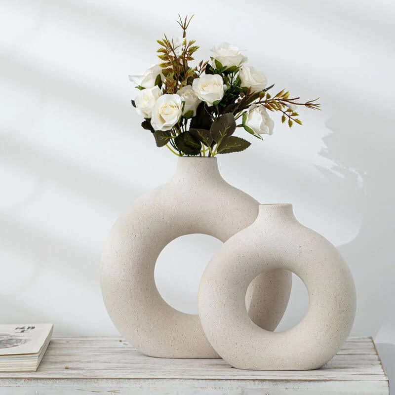 Nordic circular ceramic vase with flowers